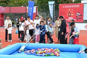 四川成都：“川超”赛事带动文旅消费热潮