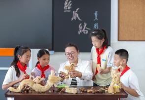 江苏泰州：小学生巧手“织梦”丝瓜络
