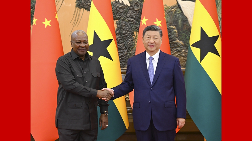 习近平会见加纳总统马哈马