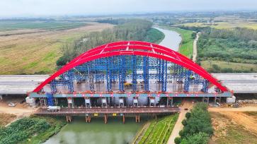 安徽合肥：淠河总干渠大桥主桥建设正酣