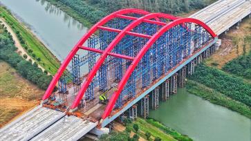 安徽合肥：淠河总干渠大桥主桥建设正酣