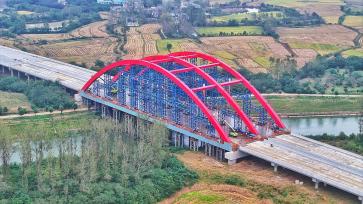 安徽合肥：淠河总干渠大桥主桥建设正酣