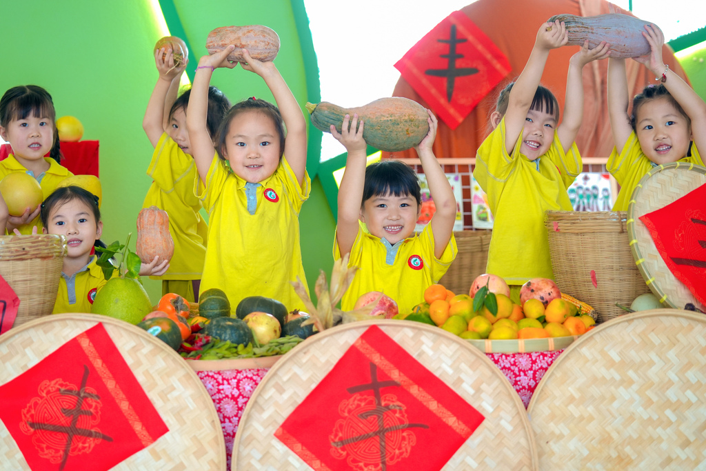 浙江湖州：小朋友学习辨认粮食作物
