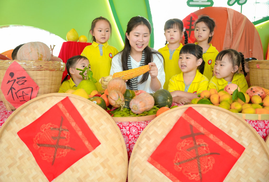 浙江湖州：小朋友学习辨认粮食作物