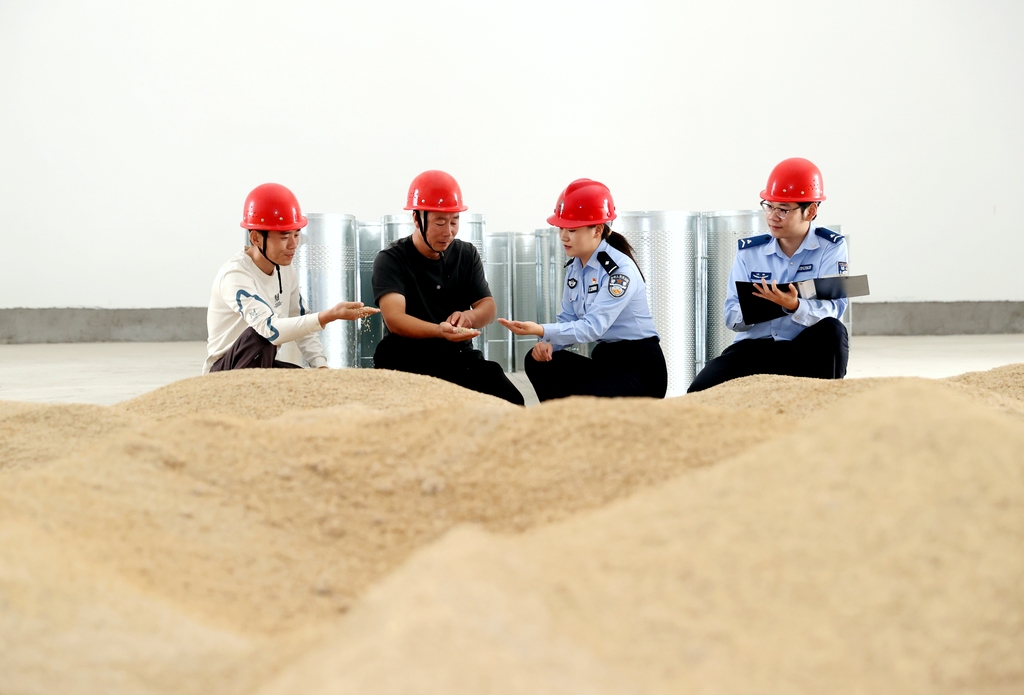 江苏宿迁：民警深入辖区粮库宣传安全知识