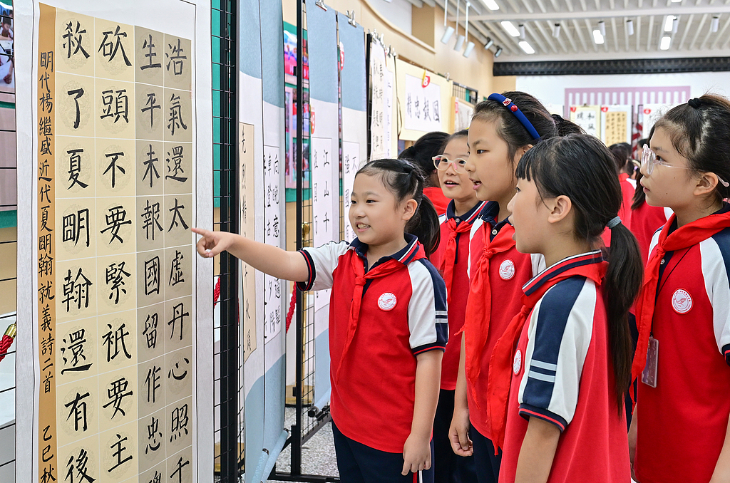 四川广安：红色艺术作品展进校园