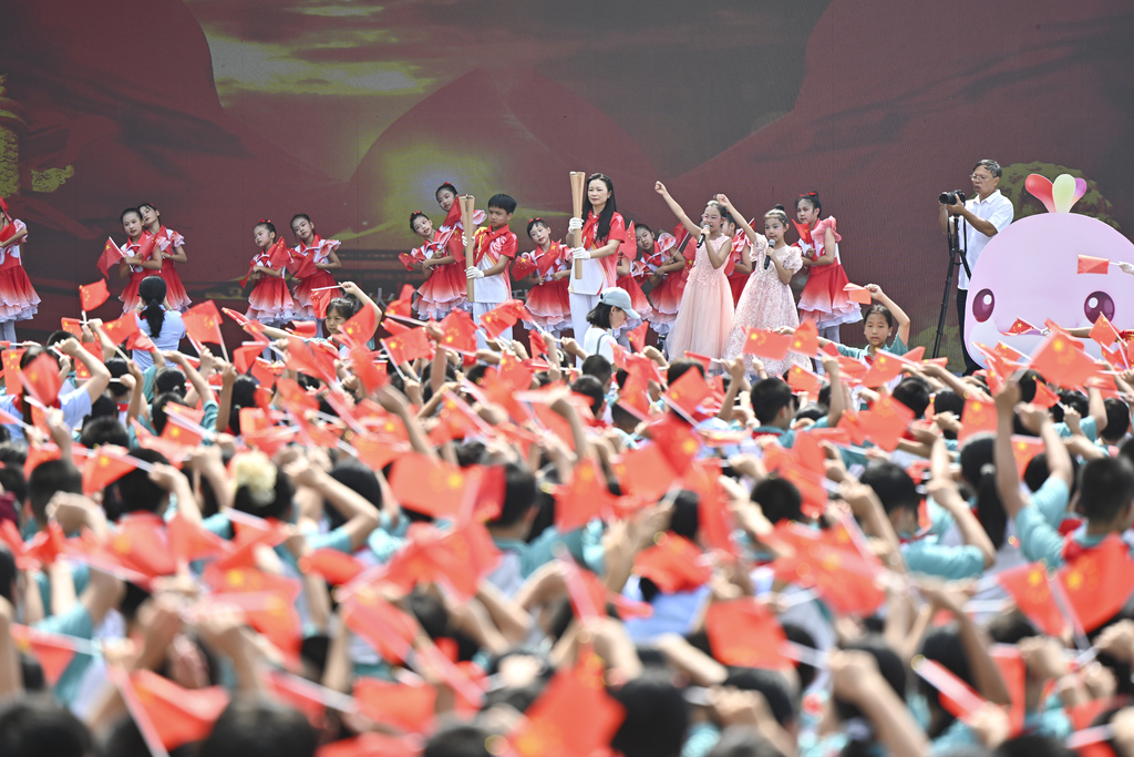 广东广州：十五运会和残特奥会火炬进校园