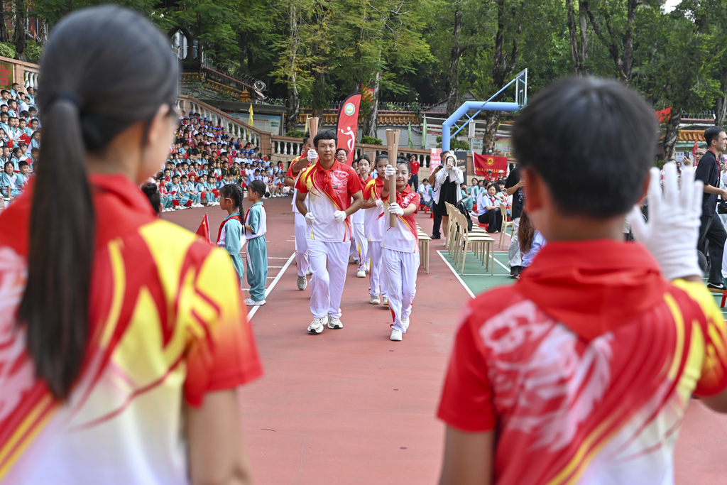 广东广州：十五运会和残特奥会火炬进校园