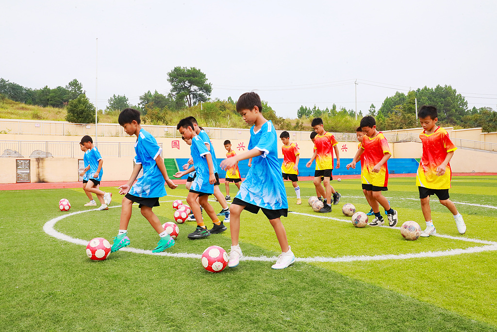 湖南永州：学生逐梦绿茵场