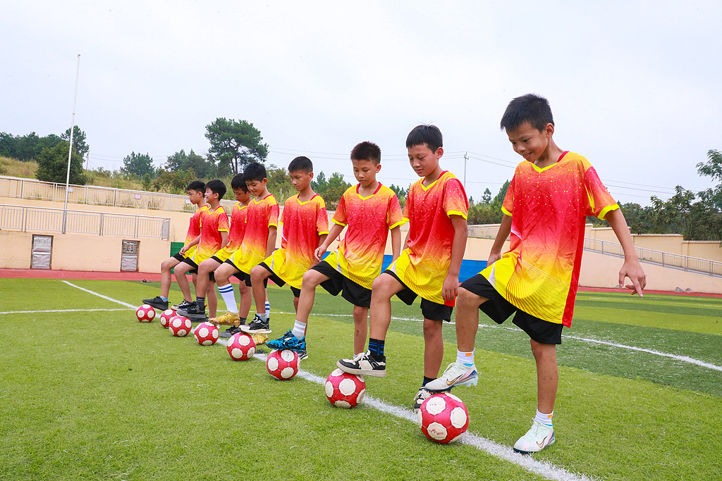 湖南永州：学生逐梦绿茵场