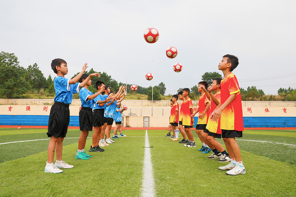 湖南永州：学生逐梦绿茵场