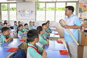 广东广州：十五运会和残特奥会火炬进校园