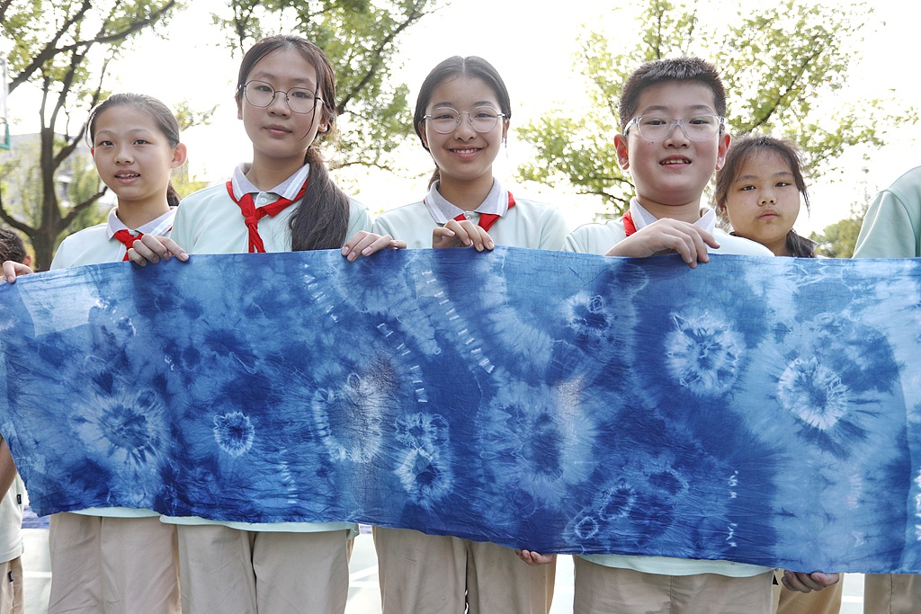 浙江嘉兴：学生体验非遗扎染技艺