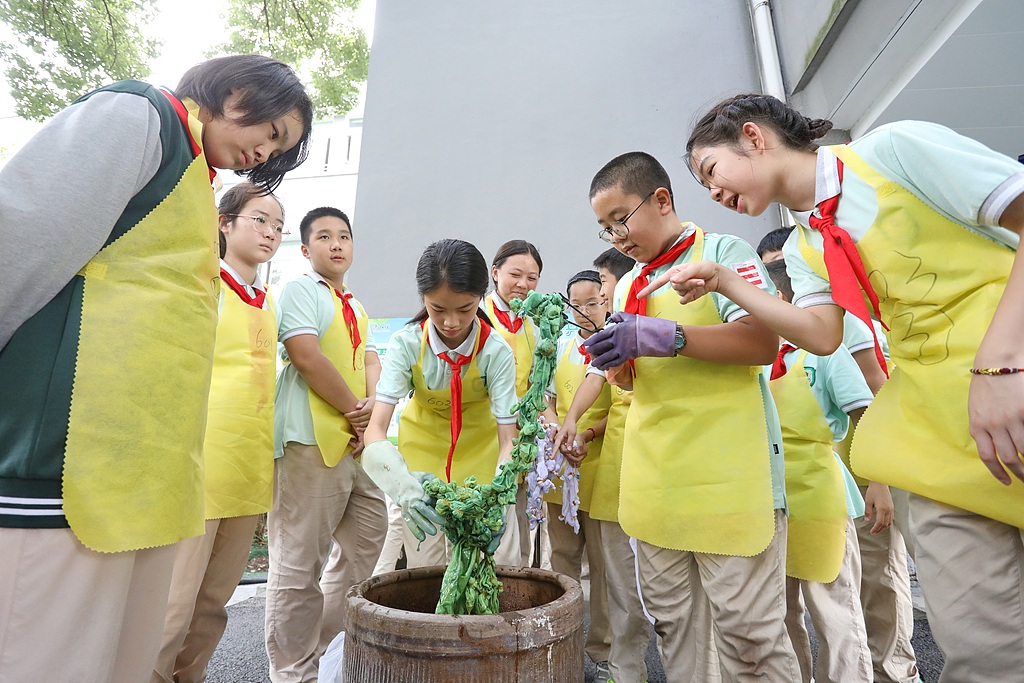 浙江嘉兴：学生体验非遗扎染技艺