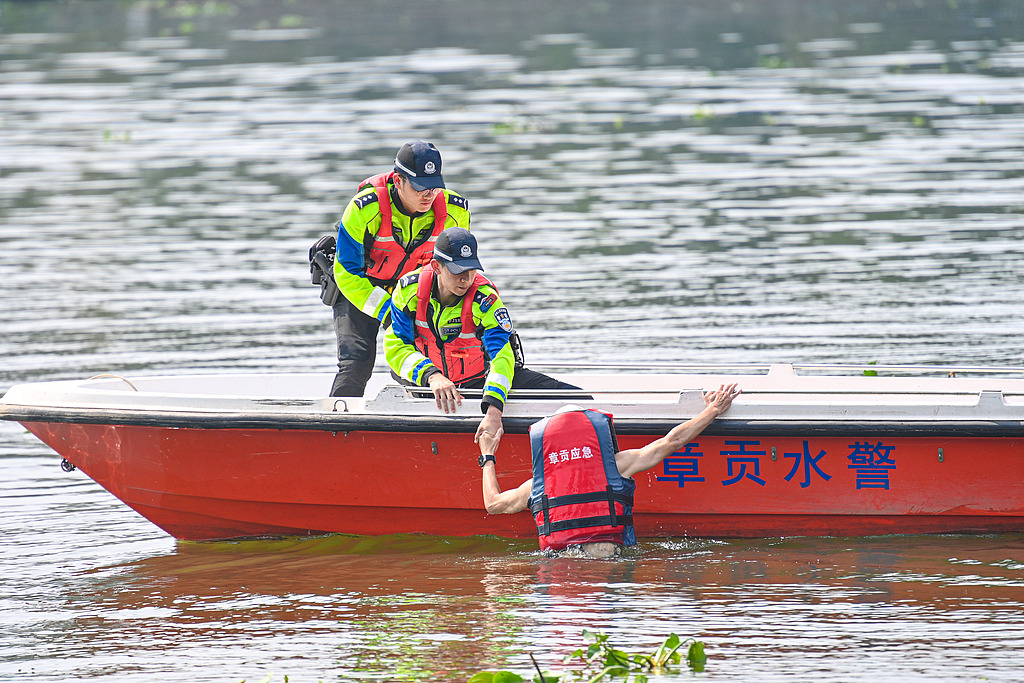 江西赣州：救援队进行水上救援演练