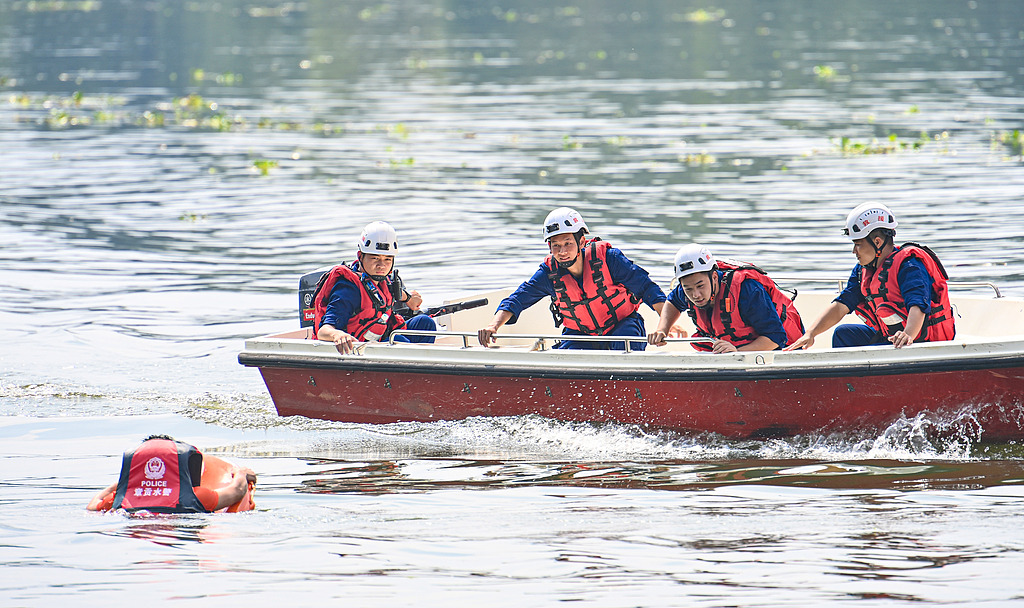 江西赣州：救援队进行水上救援演练