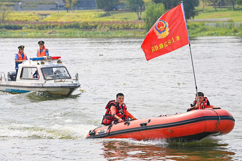 江西赣州：救援队进行水上救援演练