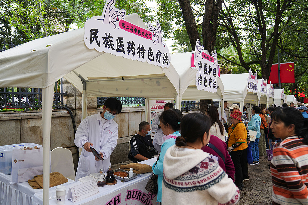 云南昆明：市民近距离感受中医药文化魅力