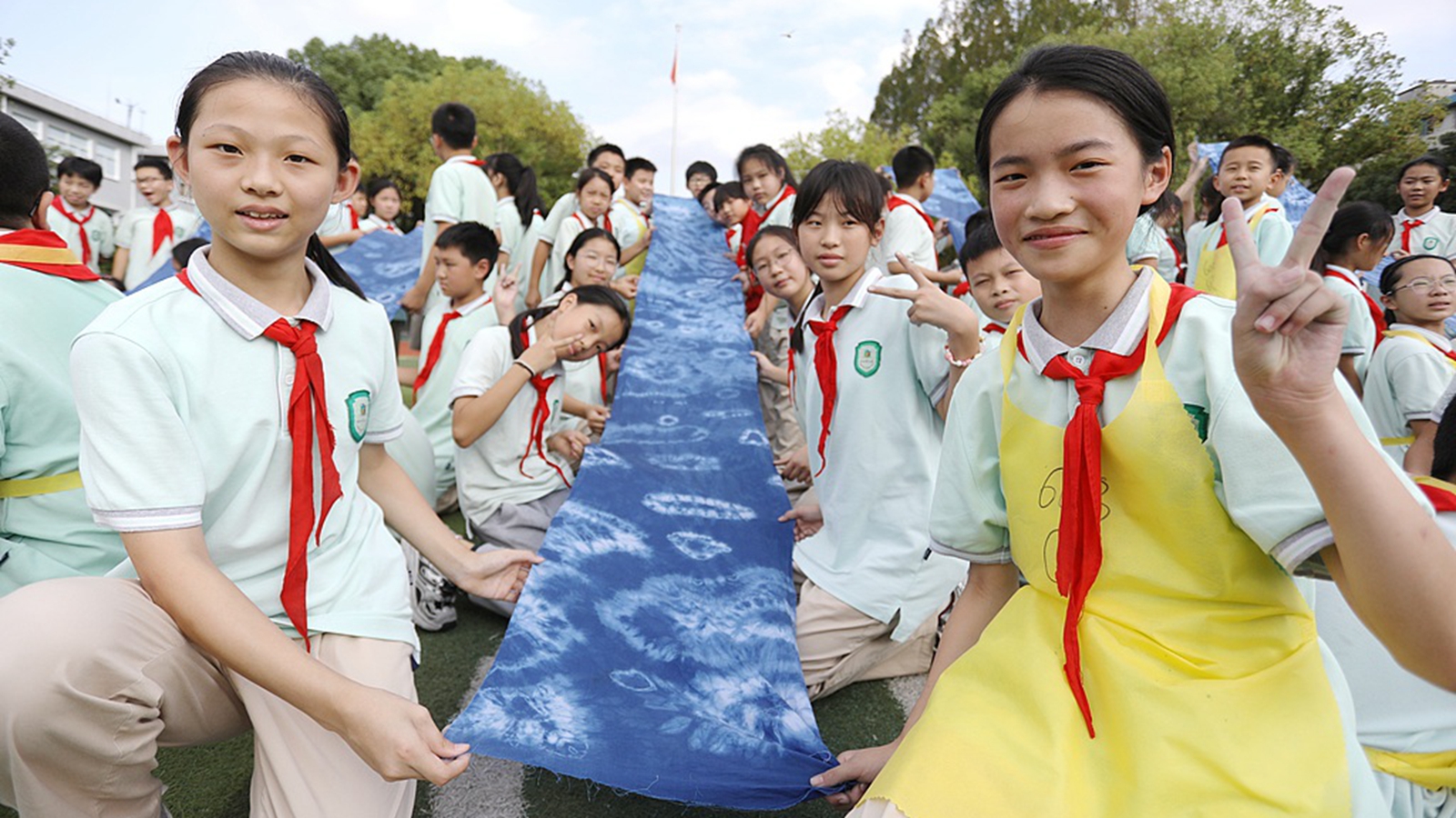 浙江嘉兴：学生体验非遗扎染技艺
