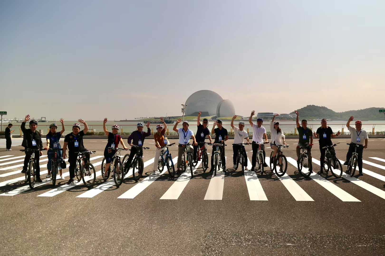 华文媒体代表在第十五届全运会滨海赛道骑行 尽览珠海浪漫风采