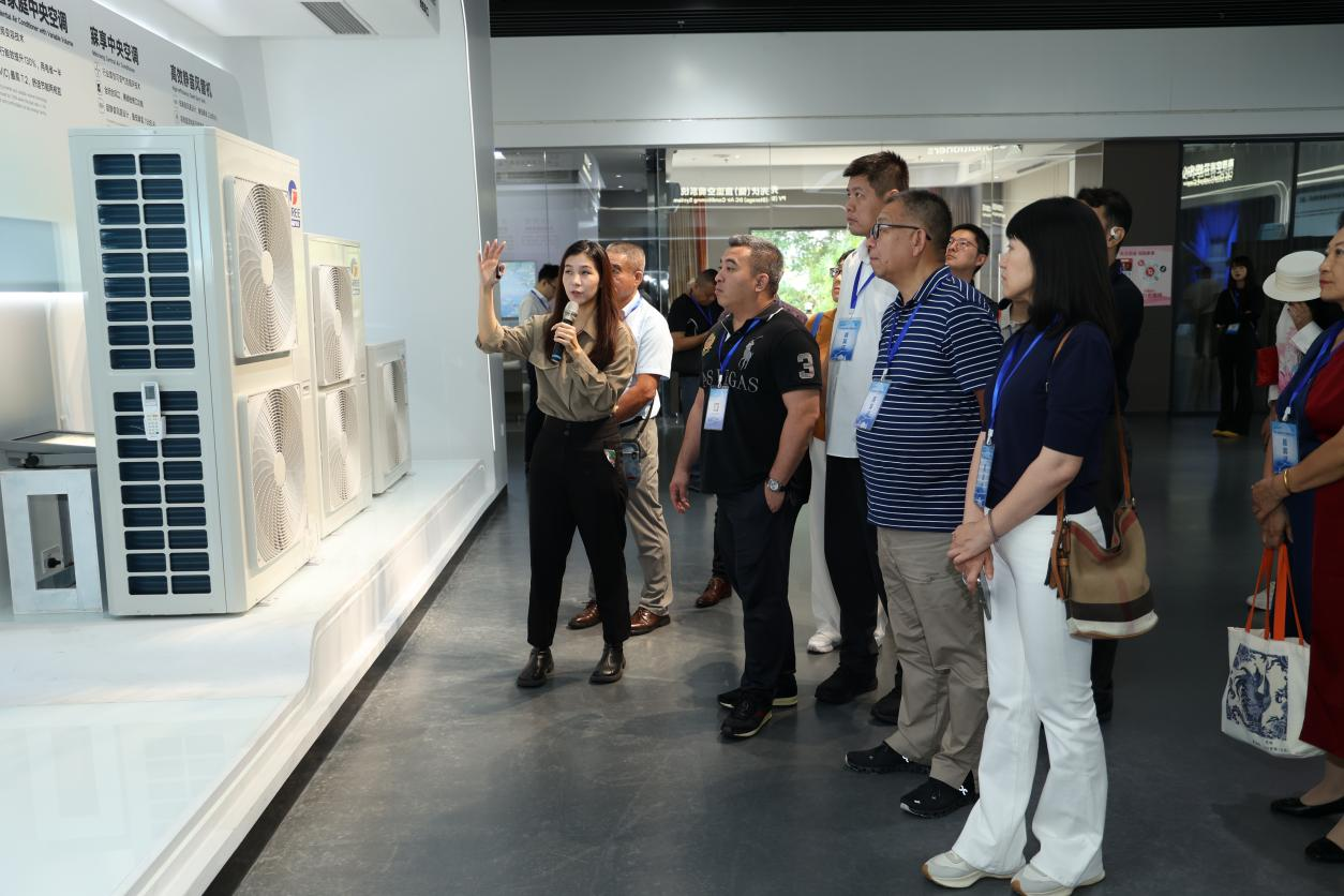 海外华媒代表探访格力电器： 零距离感受“魔法冰箱”硬核实力