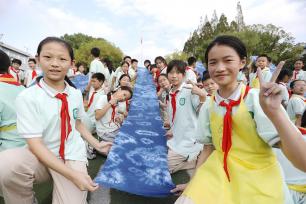 浙江嘉兴：学生体验非遗扎染技艺