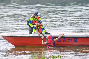 江西赣州：救援队进行水上救援演练