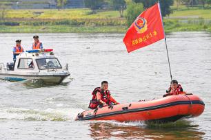 江西赣州：救援队进行水上救援演练