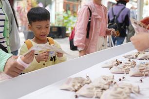 云南昆明：市民近距离感受中医药文化魅力