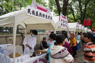 云南昆明：市民近距离感受中医药文化魅力