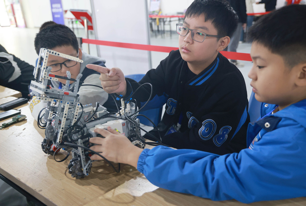 山东临沂：青少年科技竞赛展风采