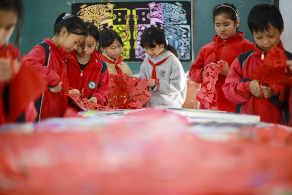 贵州黔西：非遗剪纸进课堂