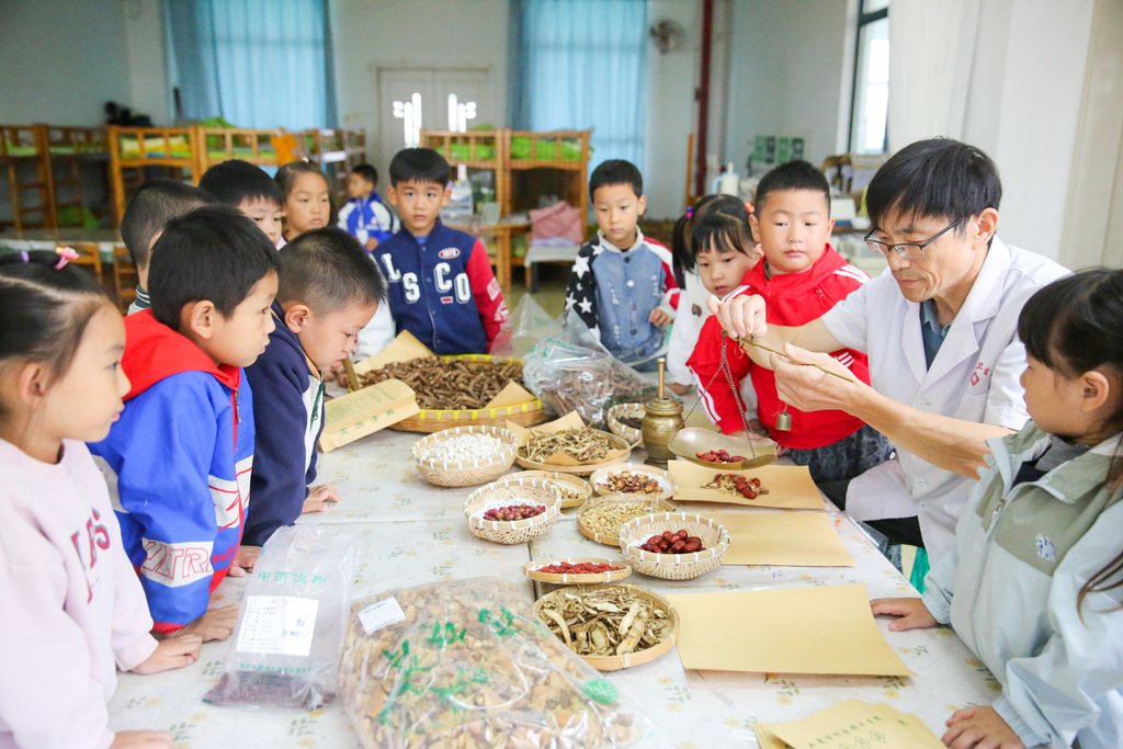 江苏南通：小朋友学习中医中药知识