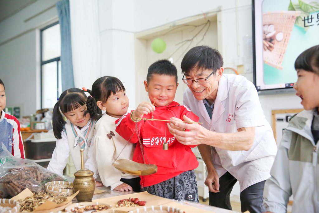 江苏南通：小朋友学习中医中药知识