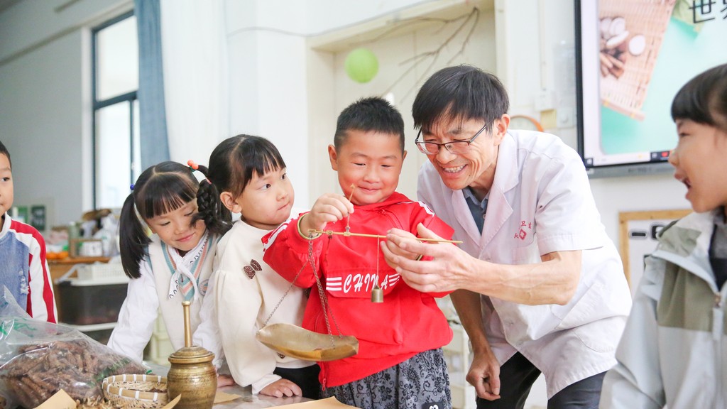 江苏南通：小朋友学习中医中药知识