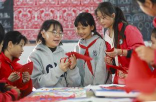 贵州黔西：非遗剪纸进课堂