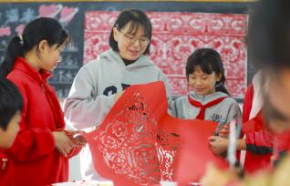 贵州黔西：非遗剪纸进课堂