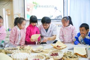江苏南通：小朋友学习中医中药知识