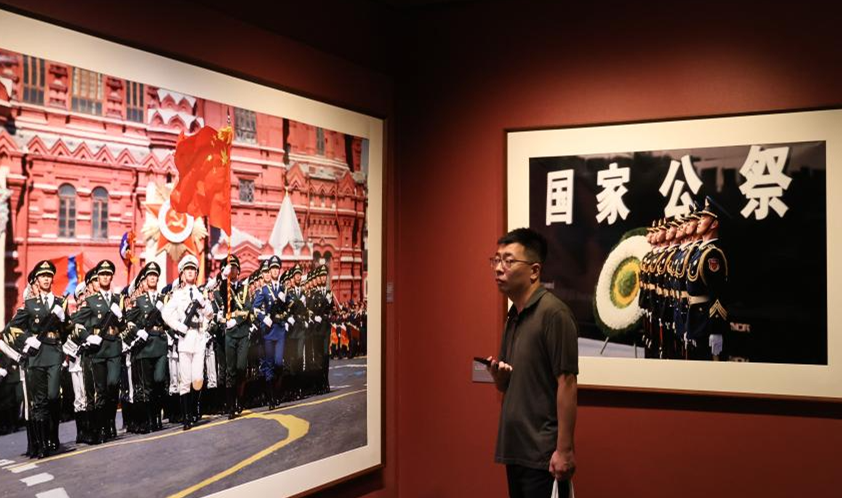 “堅(jiān)持走和平發(fā)展道路，與各國(guó)人民攜手構(gòu)建人類(lèi)命運(yùn)共同體”