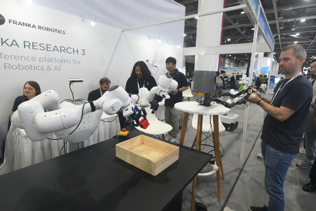 浙江杭州：国际智能机器人与系统大会开幕