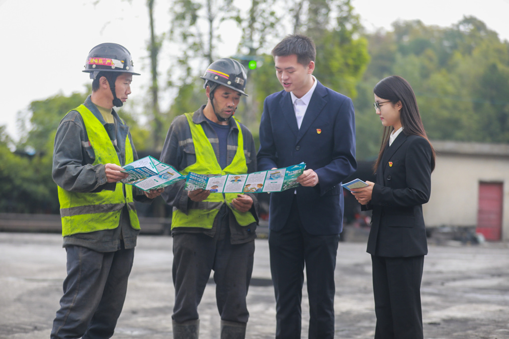 贵州黔西：法治宣传进煤矿工地
