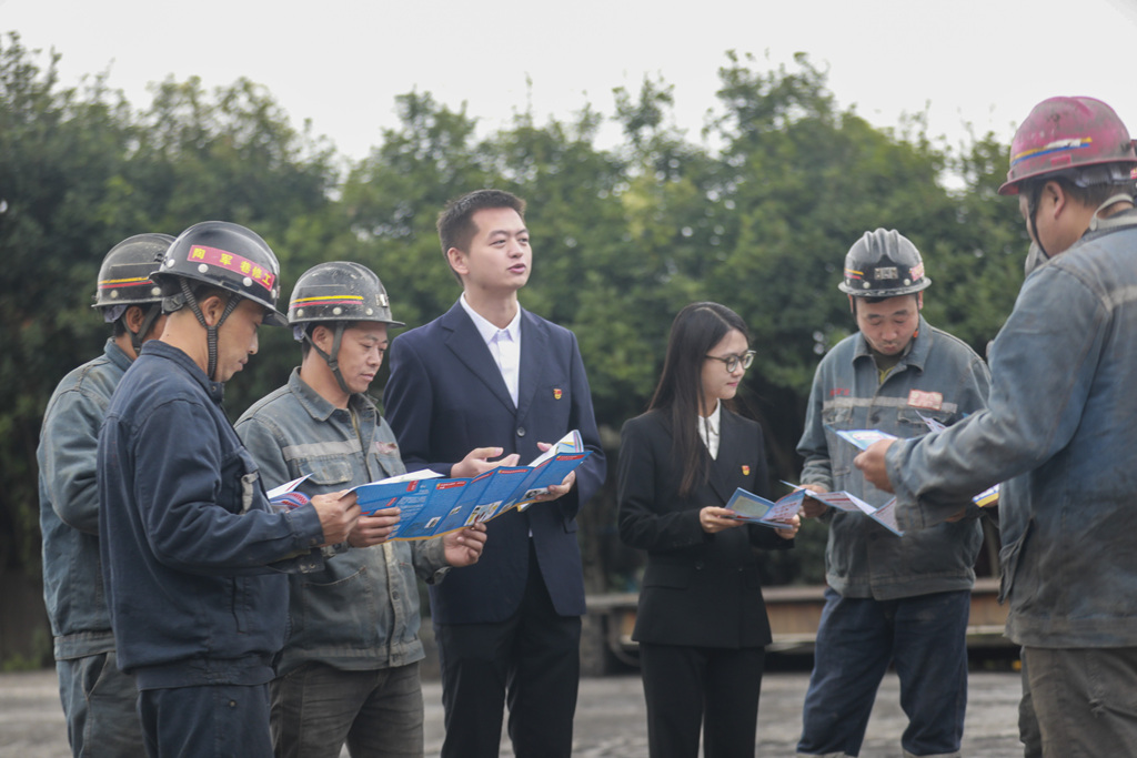 贵州黔西：法治宣传进煤矿工地