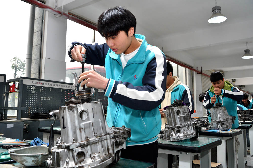 湖北襄阳：职校学生在企业参加实践学习