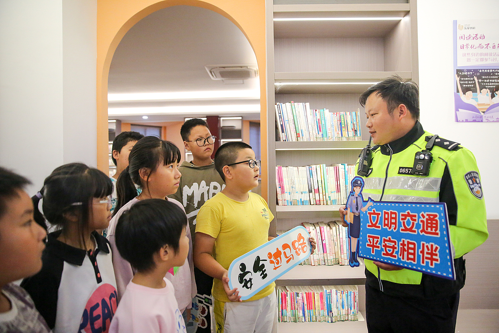 江苏南通：交通安全宣传进书屋