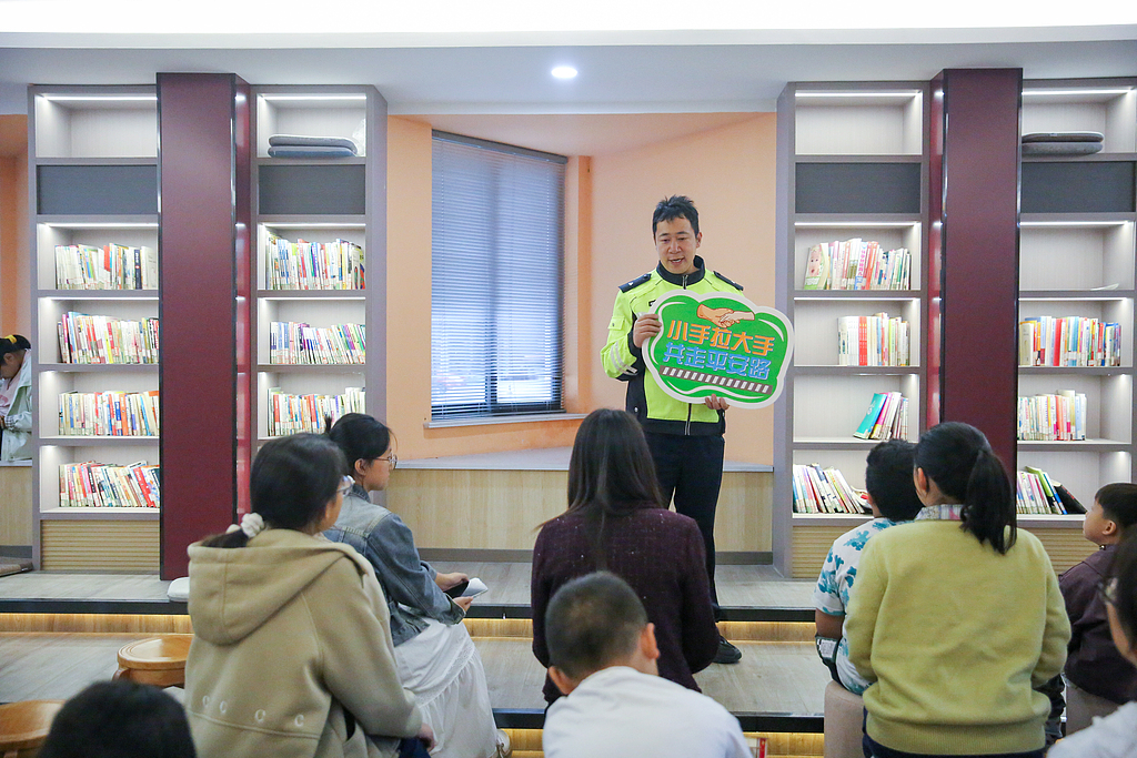 江苏南通：交通安全宣传进书屋