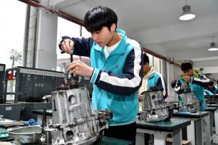 湖北襄阳：职校学生在企业参加实践学习