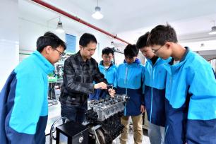 湖北襄阳：职校学生在企业参加实践学习