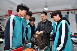 湖北襄阳：职校学生在企业参加实践学习