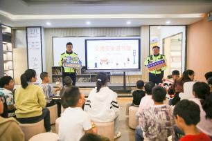 江苏南通：交通安全宣传进书屋