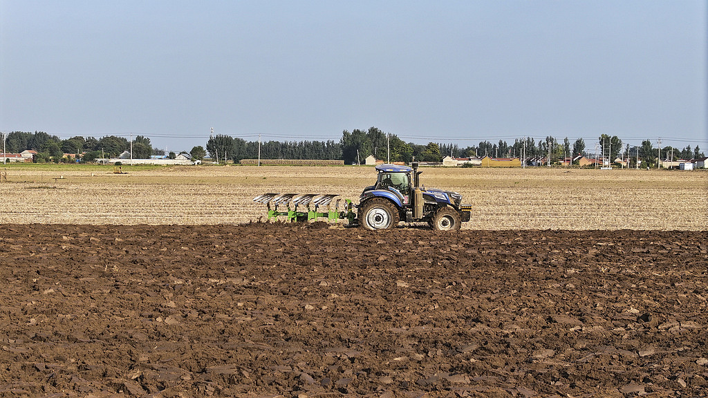 山东东营：农民驾驶拖拉机深耕土地